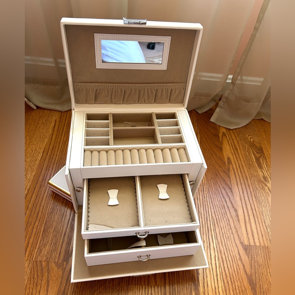 Songmics Jewelry Box Organizer with key lock